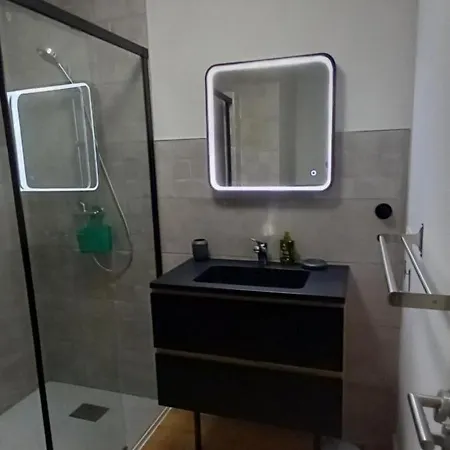Avec Terrasse Dans Maison Individuelle Διαμέρισμα *